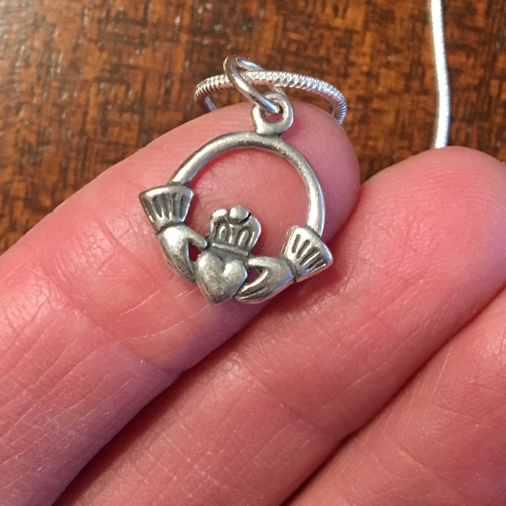 Beautiful NWOT sterling Claddagh pendant! - Picture 2 of 6